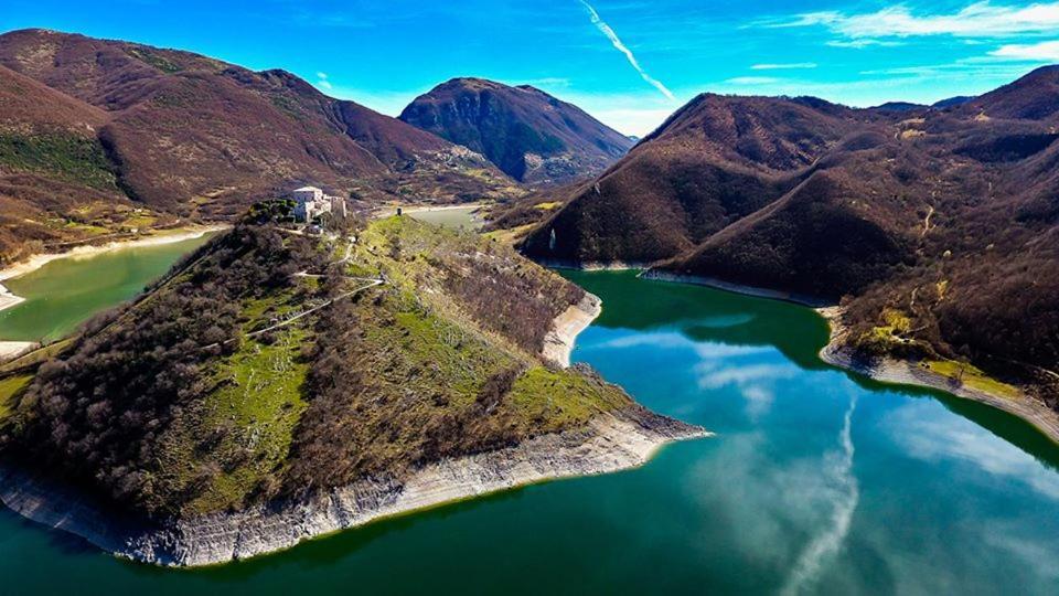 Stanza Con Terrazzo Vista Lago - Lakeholiday Кастел ди Тора Екстериор снимка